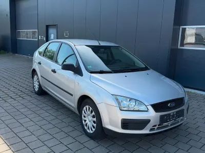 Gebraucht Ford Focus Ambiente 101 PS (74 kW) 2005 Silber Limousine