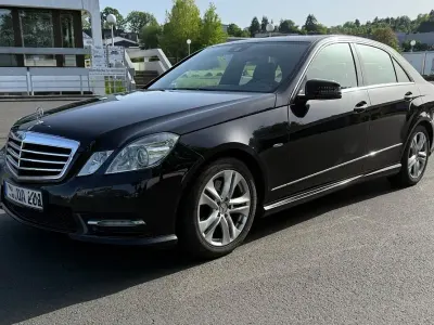 Gebraucht Mercedes E220 Avantgarde 170 PS (125 kW) 2012 Schwarz Limousine