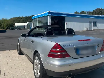Gebraucht Mercedes SLK230 193 PS (141 kW) 1999 Silber Cabrio