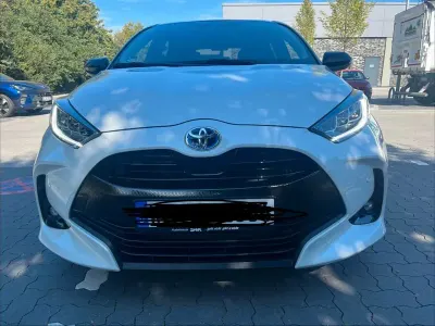 Gebraucht Toyota Yaris Hybrid 116 PS (85 kW) 2024 Weiß Limousine
