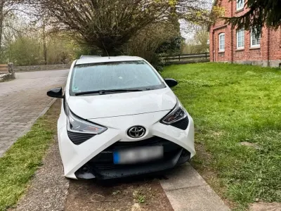Second-hand Toyota Aygo 75 CP (55 kW) 2019 Alb Hatchback