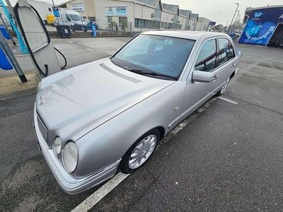 Gebraucht Mercedes E280 Avantgarde 204 PS (150 kW) 1998 Silber Limousine