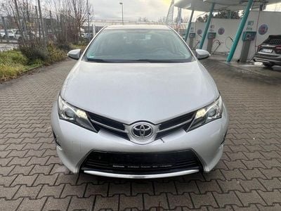 Silber Gebraucht 2013 Toyota Auris Edition Limousine | 4.999 € (Etwas zu teuer)