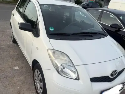 Gebraucht Toyota Yaris 71 PS (52 kW) 2011 Weiß Kleinwagen