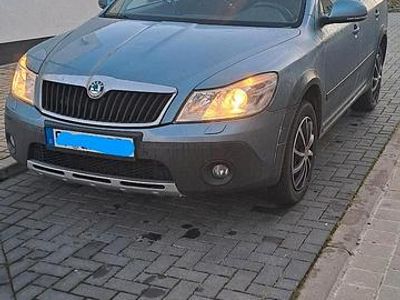Grau Gebraucht 2012 Skoda Octavia Scout Kombi | 4.399 €