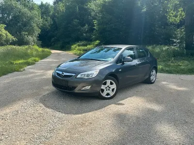 Gebraucht Opel Astra 101 PS (74 kW) 2010 Grau Limousine