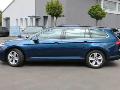 Gebraucht VW Passat Business 190 PS (139 kW) 2023 Blau Kombi