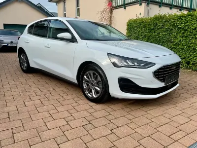 Gebraucht Ford Focus Titanium 125 PS (91 kW) 2023 Weiß Limousine