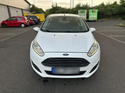 Gebraucht Ford Fiesta 101 PS (74 kW) 2014 Weiß Kleinwagen