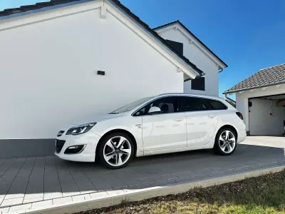 Usata Opel Astra Exklusiv 165 CV (121 kW) 2015 Bianco Station wagon