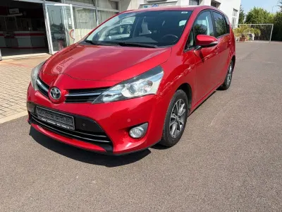 Gebraucht Toyota Verso Life 147 PS (108 kW) 2013 Rot Van / Kleinbus