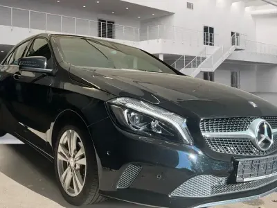 Gebraucht Mercedes A180 122 PS (89 kW) 2016 Schwarz Kleinwagen