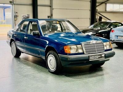 Gebraucht Mercedes E230 132 PS (97 kW) 1986 Blau Limousine