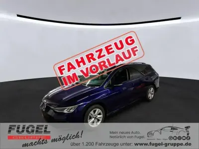 Gebraucht VW Golf VIII Life 150 PS (110 kW) 2022 Atlantik blue metallic Kombi