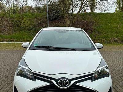 Gebraucht Toyota Yaris 69 PS (50 kW) 2016 Weiß Kleinwagen