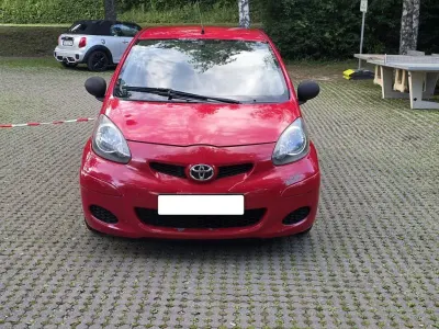 Gebraucht Toyota Aygo 68 PS (50 kW) 2009 Rot Kleinwagen