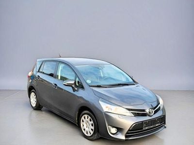 Grau Gebraucht 2017 Toyota Verso Edition-S Van / Kleinbus | 4.895 € (Teuer)
