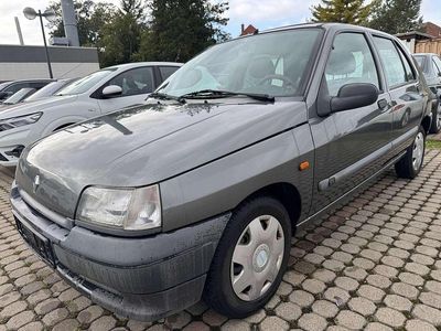 Grau Gebraucht 1995 Renault Clio Limousine | 2.750 €