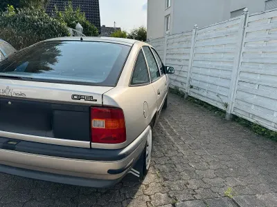 Brugt Opel Vectra 116 HK (85 kW) 1991 Guld Hatchback