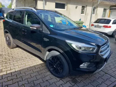 Gebraucht Ford Kuga 150 PS (110 kW) 2017 Schwarz SUV