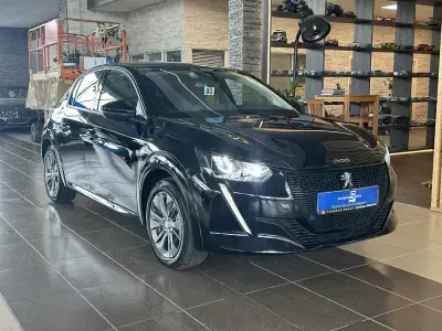 Gebraucht Peugeot e-208 Allure 100 kW (136 PS) 2022 Schwarz Kleinwagen