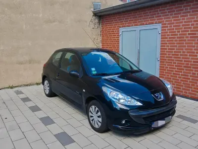 Gebraucht Peugeot 206+ 60 PS (44 kW) 2011 Schwarz Kleinwagen