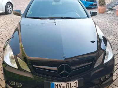Gebraucht Mercedes E500 AMG 387 PS (284 kW) 2010 Schwarz Coupé
