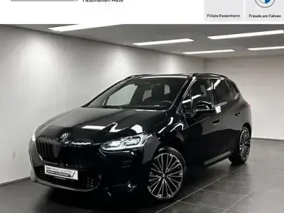 Gebraucht BMW 230e Active Tourer M Sport 326 PS (239 kW) 2025 Saphirschwarz Van / Kleinbus
