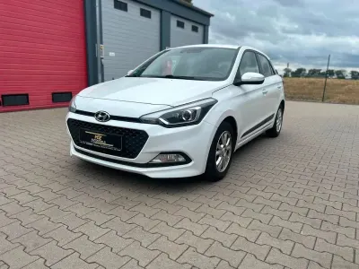 Gebraucht Hyundai i20 Passion 84 PS (61 kW) 2016 Weiß Limousine
