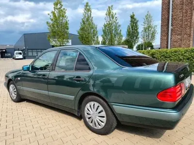 Gebraucht Mercedes E230 Classic 150 PS (110 kW) 1996 Grün Limousine