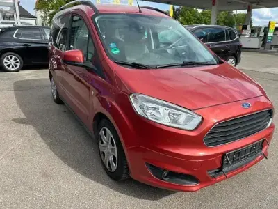 Używany Ford Tourneo Courier Titanium 101 KM (74 kW) 2015 Czerwony Minivan