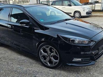 Iridiumschwarz metallic Gebraucht 2017 Ford Focus ST Kombi | 9.800 €