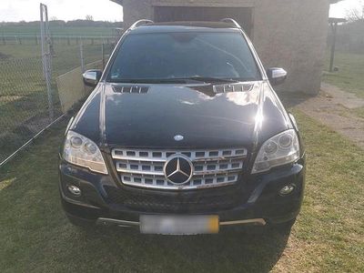 Second-hand Mercedes 300 190 CP (139 kW) 2009 Negru SUV