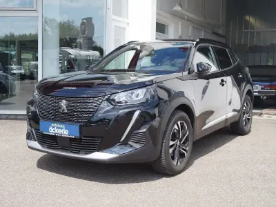 Gebraucht Peugeot 2008 Allure 131 PS (96 kW) 2023 Lackierung schwarz perla nera/ SUV