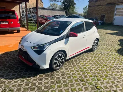 Używany Toyota Aygo Connect Style 72 KM (52 kW) 2019 Biały Hatchback