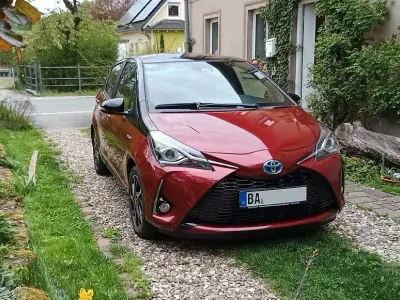 Gebraucht Toyota Yaris Hybrid Style 101 PS (74 kW) 2017 Rot Limousine