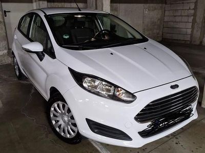 Begagnad Ford Fiesta Trend 60 HK (44 kW) 2014 Vit Halvkombi