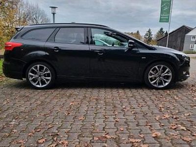 Schwarz Gebraucht 2018 Ford Focus ST-Line Kombi | 10.699 € (Fairer Preis)
