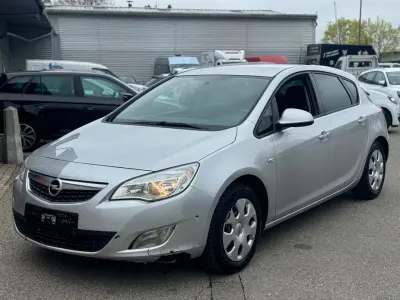 Używany Opel Astra Design Edition 116 KM (85 kW) 2011 Srebrny Sedan/Limuzyna