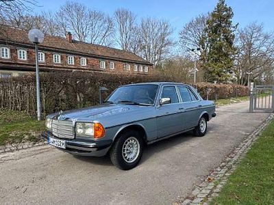Gebraucht Mercedes 230 136 PS (100 kW) 1982 Blau Limousine