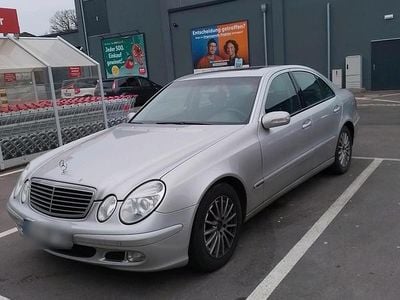 Usata Mercedes E220 150 CV (110 kW) 2002 Grigio Berlina