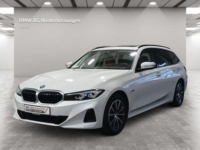 Weiß Gebraucht 2022 BMW 320e Sport Line Kombi | 30.400 € (Fairer Preis)