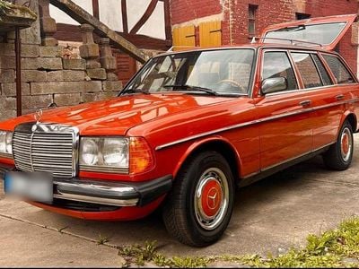 Second-hand Mercedes 240 72 CP (52 kW) 1981 Roșu Break
