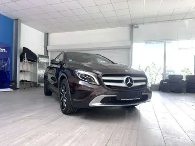 Gebraucht Mercedes GLA180 122 PS (89 kW) 2016 Orientbraun  metalliclack SUV
