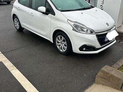 Gebraucht Peugeot 208 Active 83 PS (61 kW) 2016 Weiß Kleinwagen
