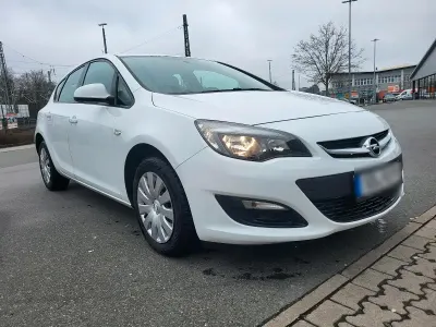 Gebraucht Opel Astra 110 PS (80 kW) 2013 Weiß Limousine