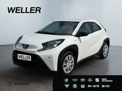 Gebraucht Toyota Aygo Play 72 PS (52 kW) 2023 Super (pure) white ii (weiss) Kleinwagen