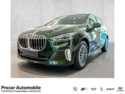 Neu BMW 218 Active Tourer Luxury Line 136 PS (100 kW) 2026 Sanremo green Van / Kleinbus