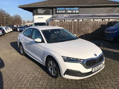Weiß Gebraucht 2022 Skoda Octavia Active Limousine | 12.999 € (Teuer)