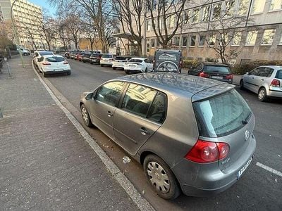Grau Gebraucht 2004 VW Golf V Kleinwagen | 2.200 € (Fairer Preis)